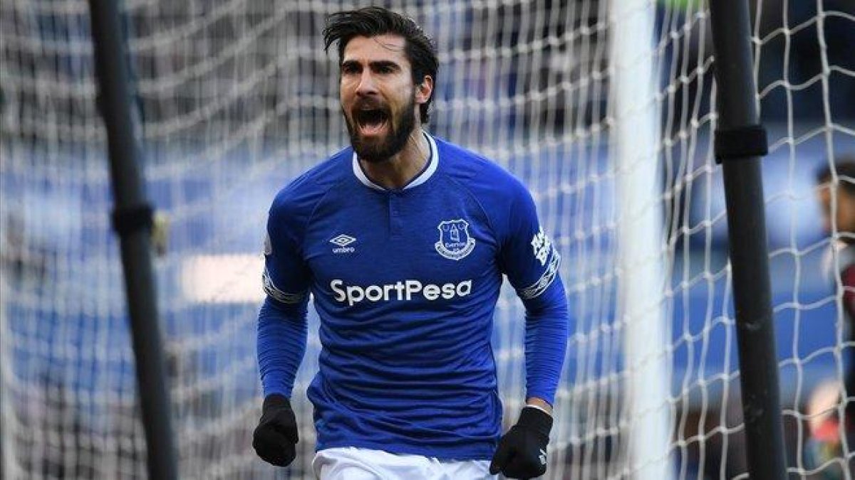 André Gomes celebra un gol con el Everton.-PAUL ELLIS/ AFP
