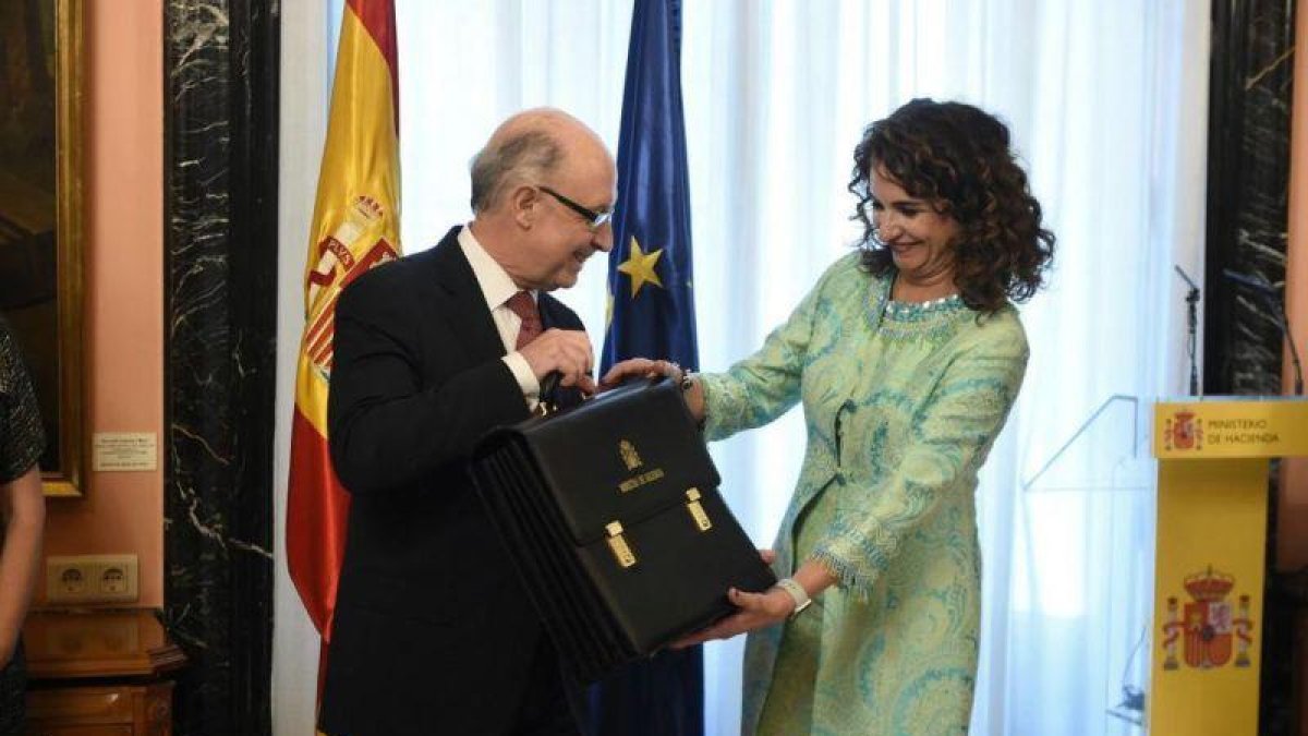 La nueva ministra de Hacienda, María Jesús Montero, recibe la cartera de la que es titular de manos del ministro saliente, Cristóbal Montoro.-EFE/ Fernando Villar