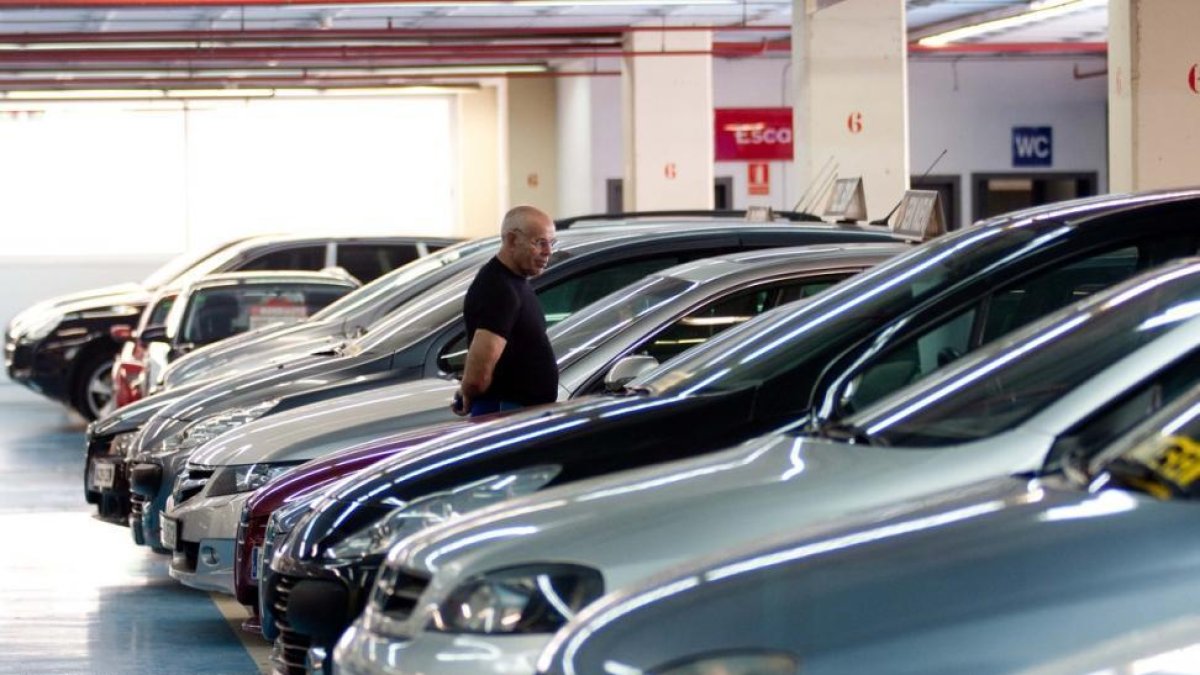 Venta de vehículos de segunda mano en un concesionario.-NURIA PUENTES