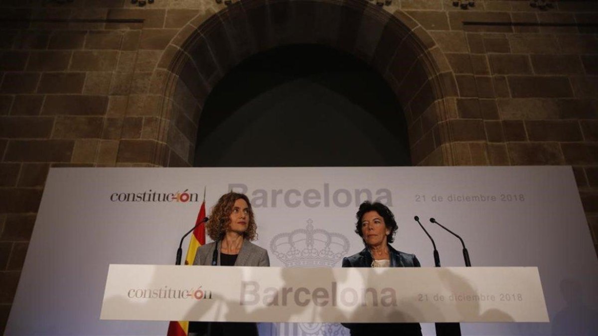 Meritxell Batet e Isabel Celáa en la rueda de prensa posterior al Consejo de Ministros de Barcelona.-ALBERT BERTRAN