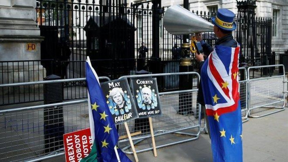 Un británico anti-brexit hoy frente a Downing Street.-REUTERS / HENRY NICOLLS