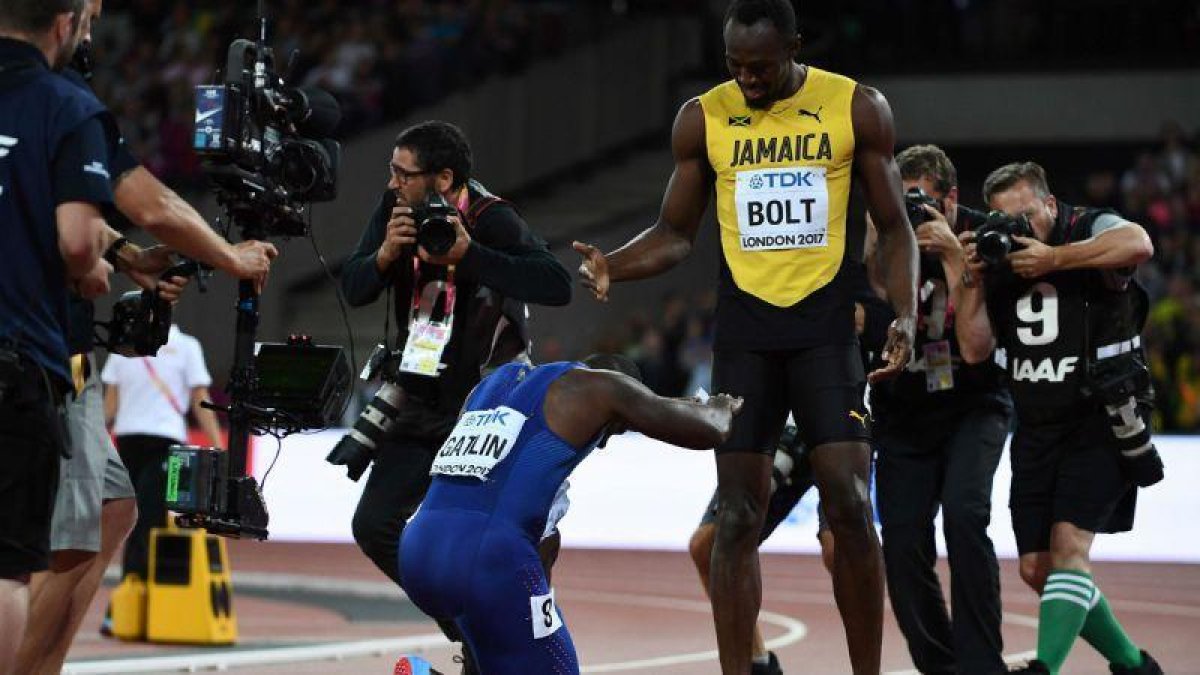 Gatlin hace una referencia a Bolt después de imponerse en la final de 100 metros.-JEWEL SAMAD / AFP