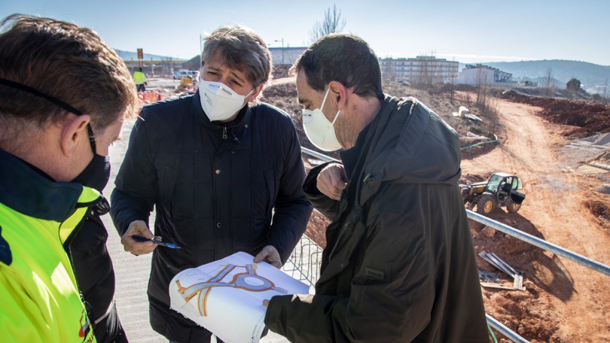 El alcalde y la concejala de Servicios Locales en las obras de la ronda del Duero, ayer. GONZALO MONTESEGURO