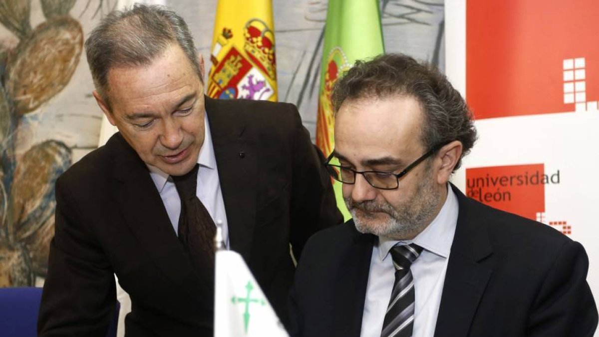 El director general de Planificación e Innovación de la Junta, Rafael Sánchez, junto al presidente de la Asociación Española contra el Cáncer de León, Serafín de Abajo-Ical