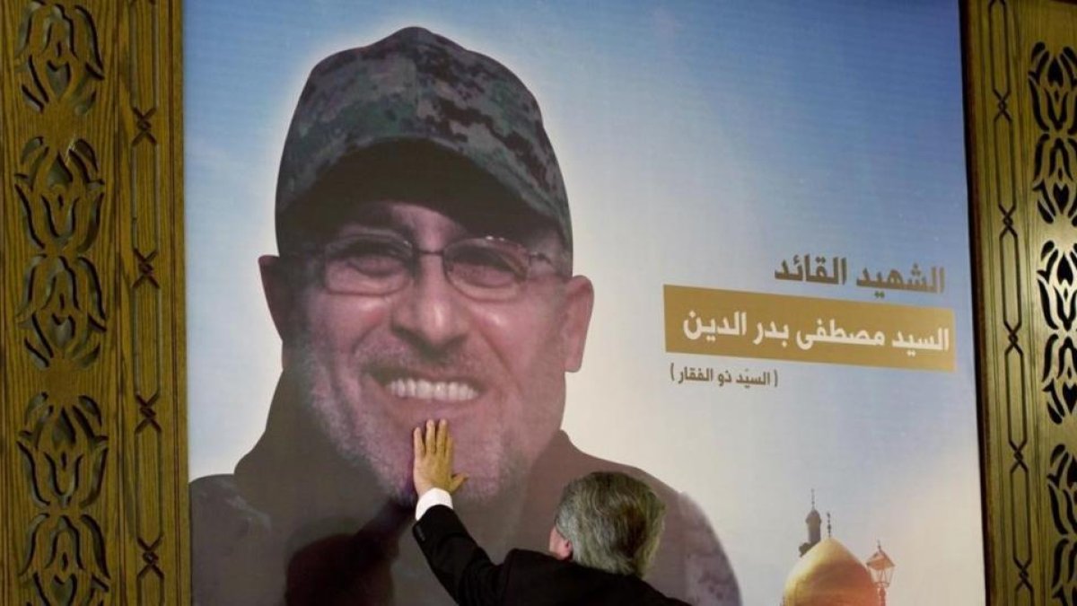 Adnan Badriddine toca la foto del su hermano, Mustafa, en el homenaje al jefe militar de Hizbolá en El Líbano.-AP / HASSAN AMMAR