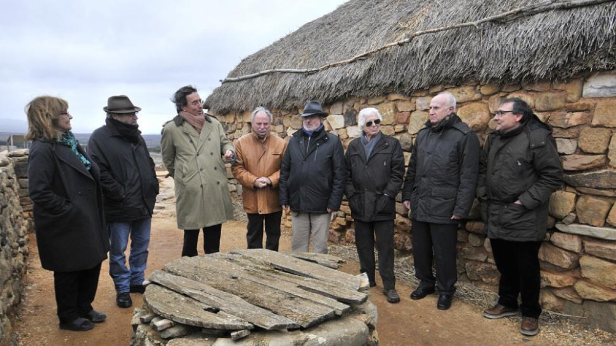 La comitiva ante una de las casas recreadas.-VALENTÍN GUISANDE