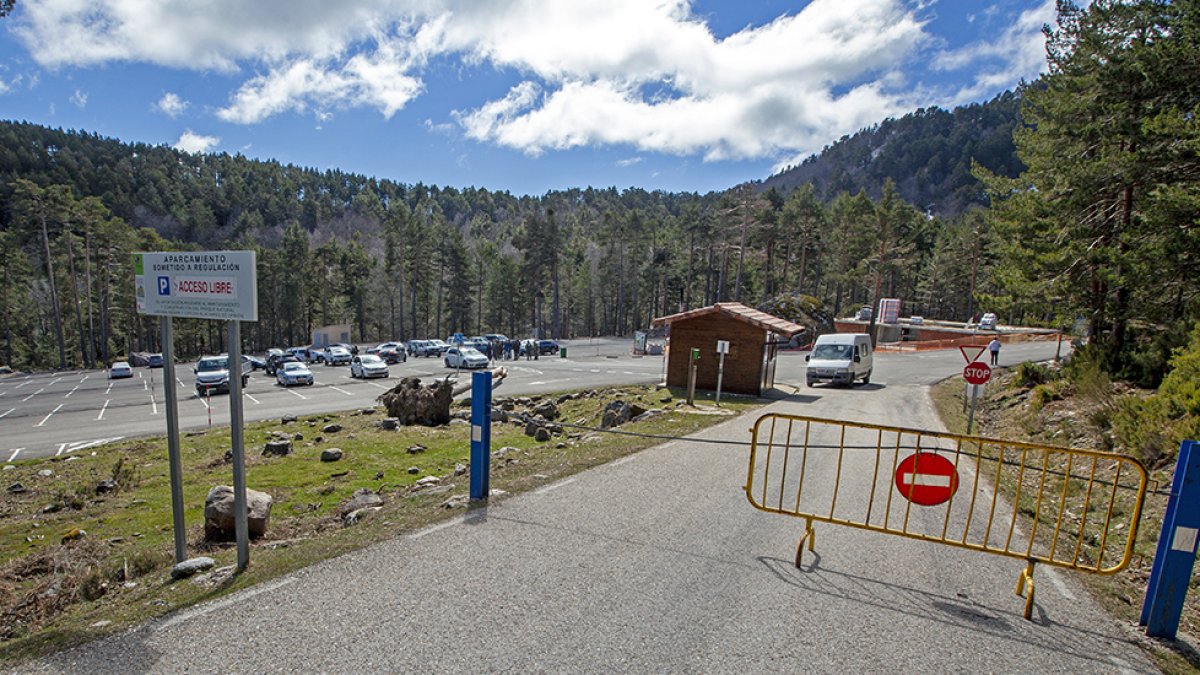 Acceso al parking de la Laguna Negra - MARIO TEJEDOR