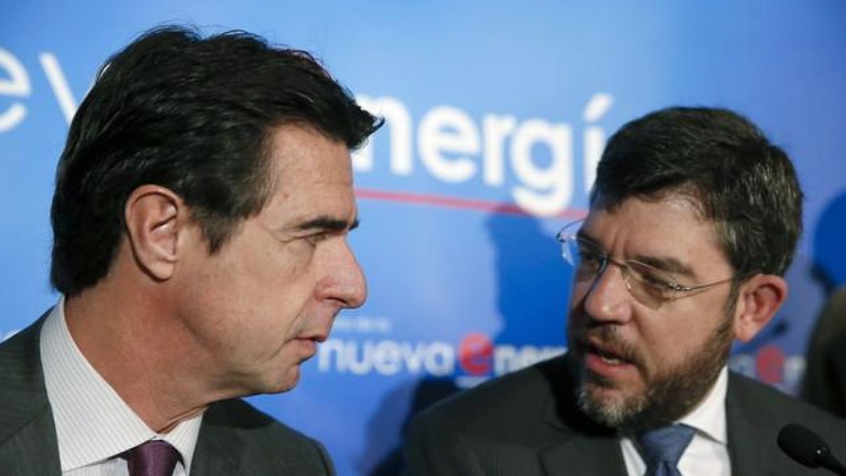 Alberto Nadal (a la derecha), junto al exministro de Industria José Manuel Soria (izquierda).-Juan Carlos Hidalgo / EFE