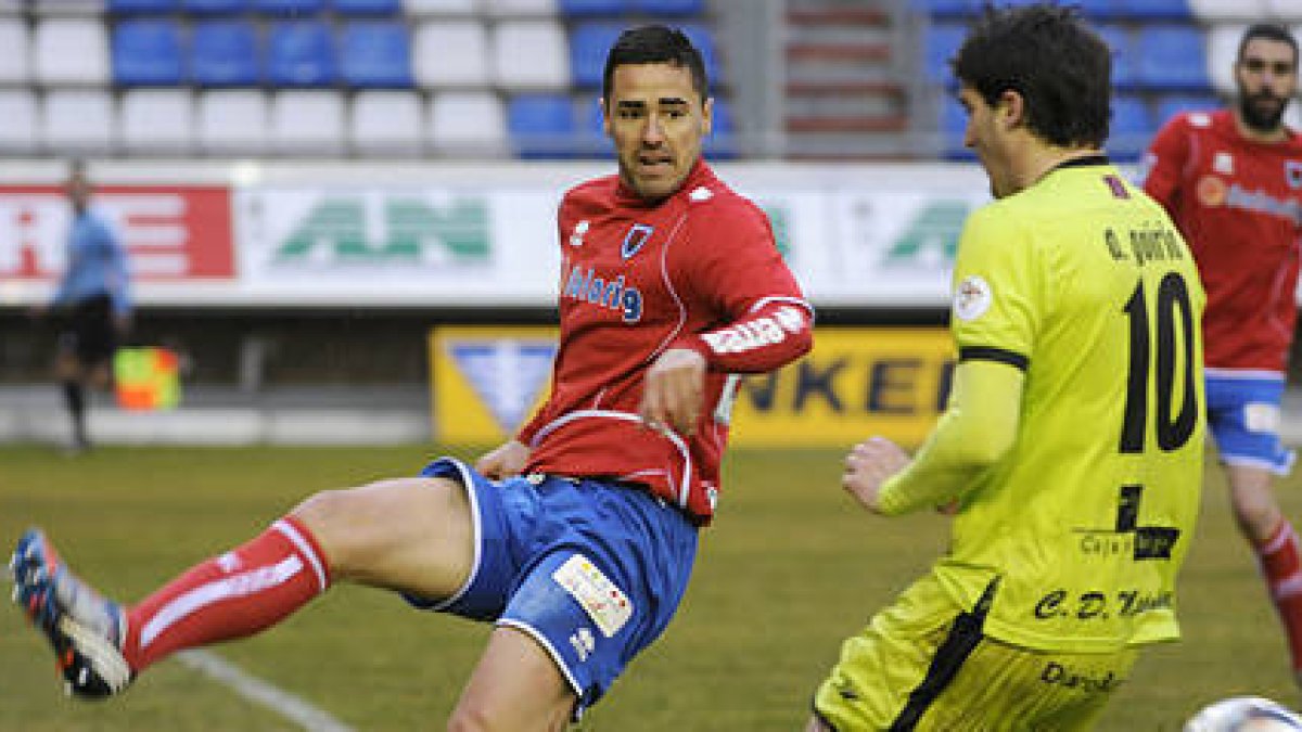 Paco Regalón durante un partido de la pasada temporada. / VALENTÍN GUISANDE-