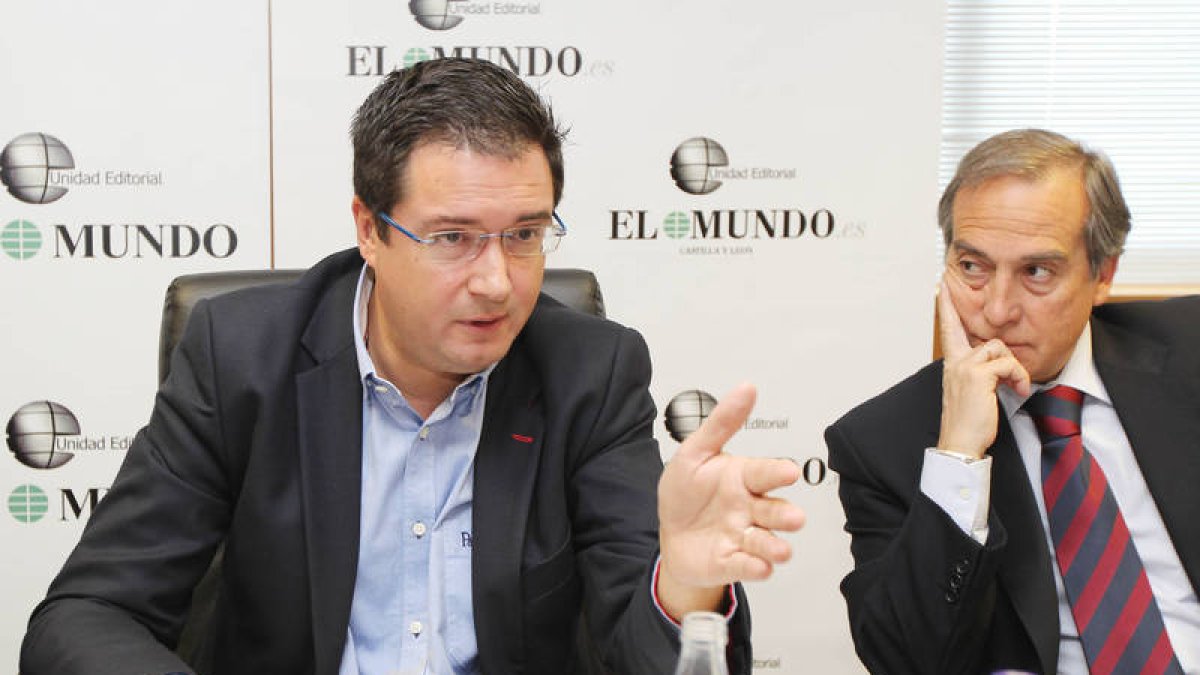 Óscar López junto al director del DIARIO DE SORIA / EL MUNDO, Alejandro Almarcha.-