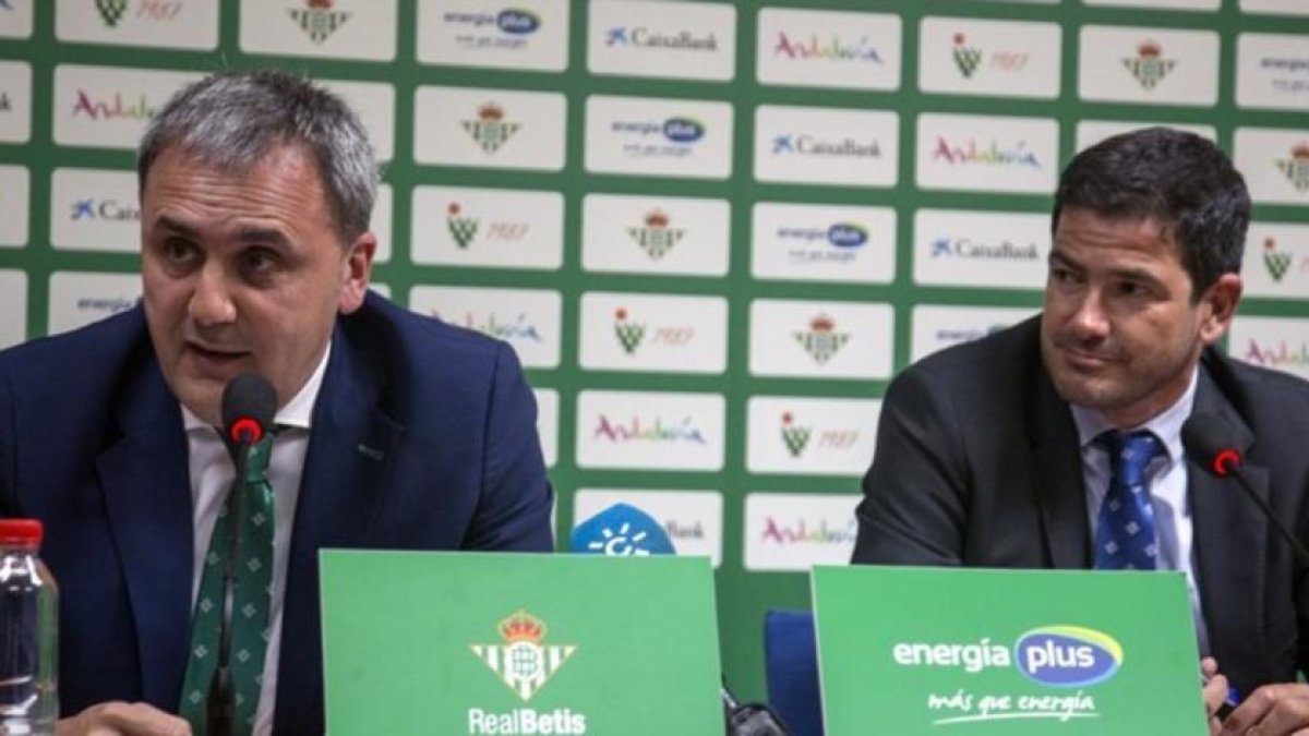 El presidente bético, Fernando Moral, y el entrenador del club, Alejandro Martínez, en Sevilla.-PERIODICO (REAL BETIS EPLUS)