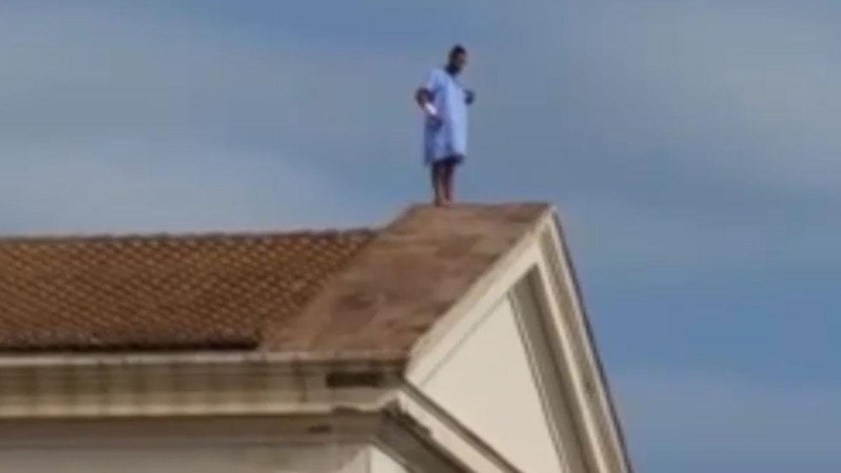 Un paciente del Hospital la Fe de Valencia trepa al tejado para que su pareja le perdone-ATLAS