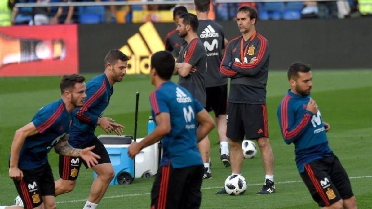 Lopetegui dirige el entrenamiento de la Roja.-AFP / JOSÉ JORDAN