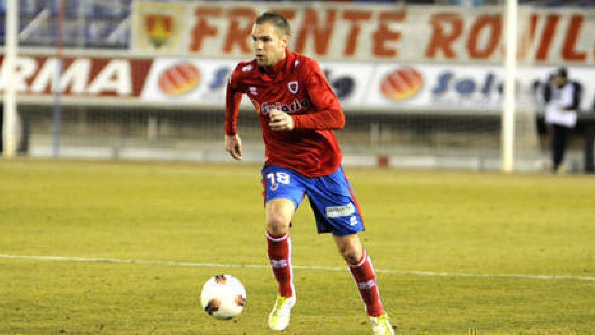 Nano durante un partido con el Numancia. / VALENTÍN GUISANDE-