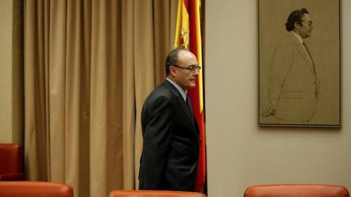 Luis María Linde comparece en el Congreso.-Foto: JOSÉ LUIS ROCA