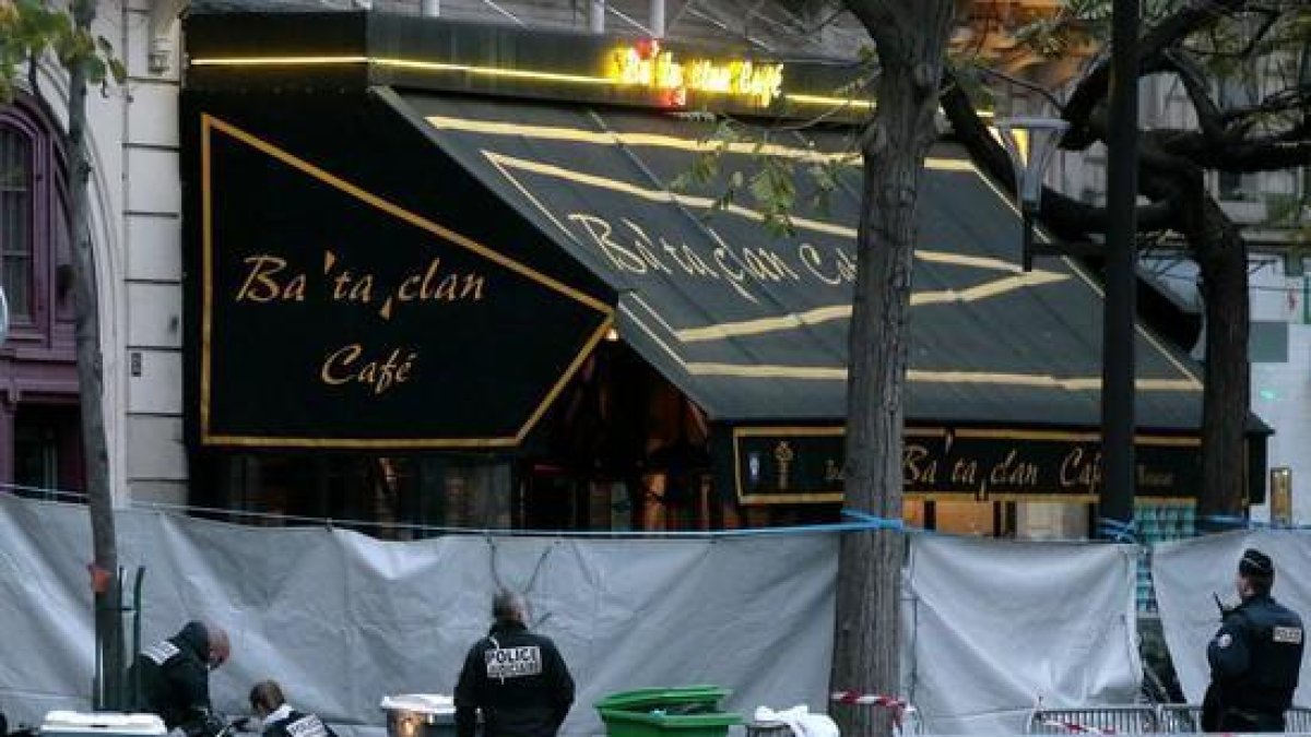 Agentes de la policía llevan a cabo la investigación en la zona acordonada de la sala Bataclan.-AFP / JACQUES DEMARTHON