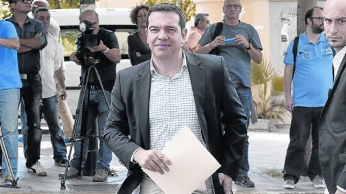 Alexis Tsipras se dirige a una reunión a la sede de su partido, ayer en Atenas.-Foto:   AFP / LOUISA GOULIAMAKI