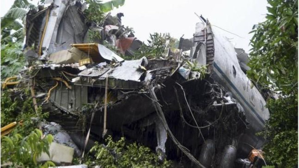 Restos del avión que se ha estrellado en Sudán del Sur.-REUTERS