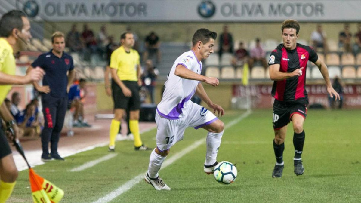 Pere Milla controla un balón en banda en un momento del partido en Reus.-ÁREA 11