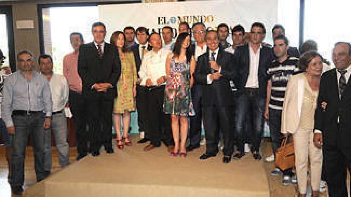 Los galardonados junto a patrocinadores y responsables del Numancia. / VALENTÍN GUISANDE-