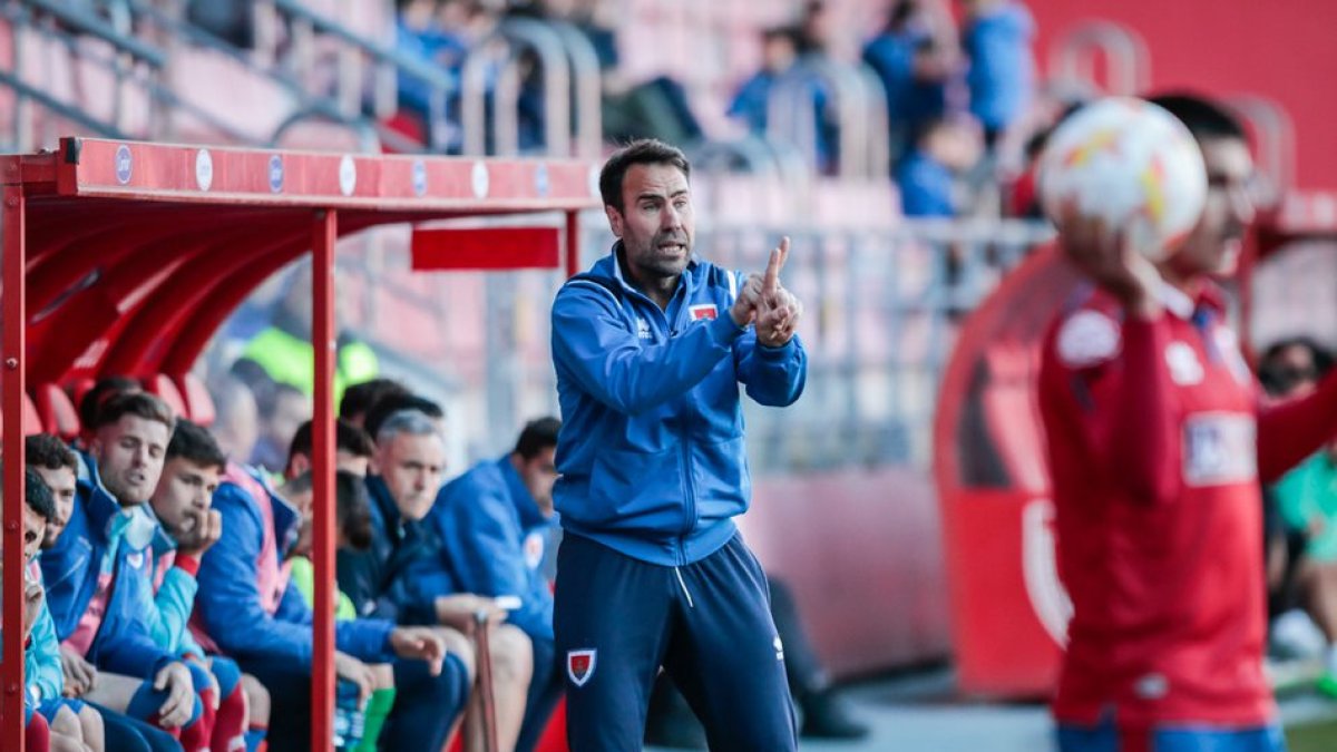 Iñaki Bea da indicaciones en el partido de hace dos jornadas ante el Castellón. GONZALO MONTESEGURO