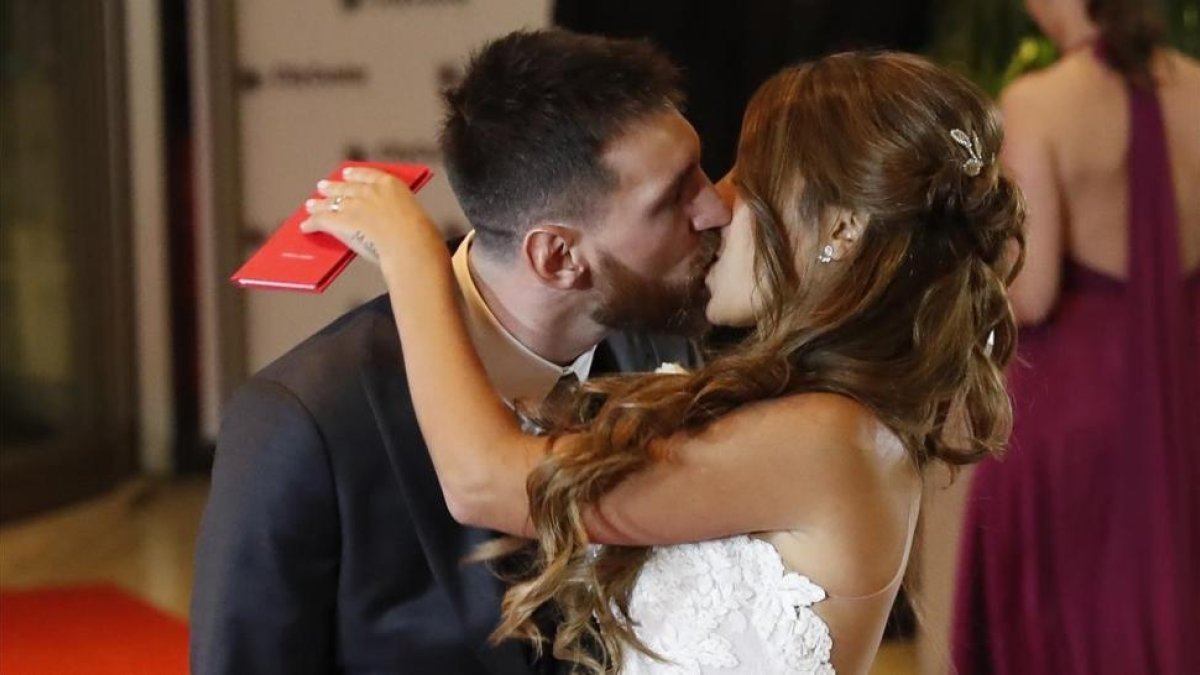 Lionel Messi y Antonella Rocuzzo, el día de su boda.-EFE / DAVID FERNÁNDEZ