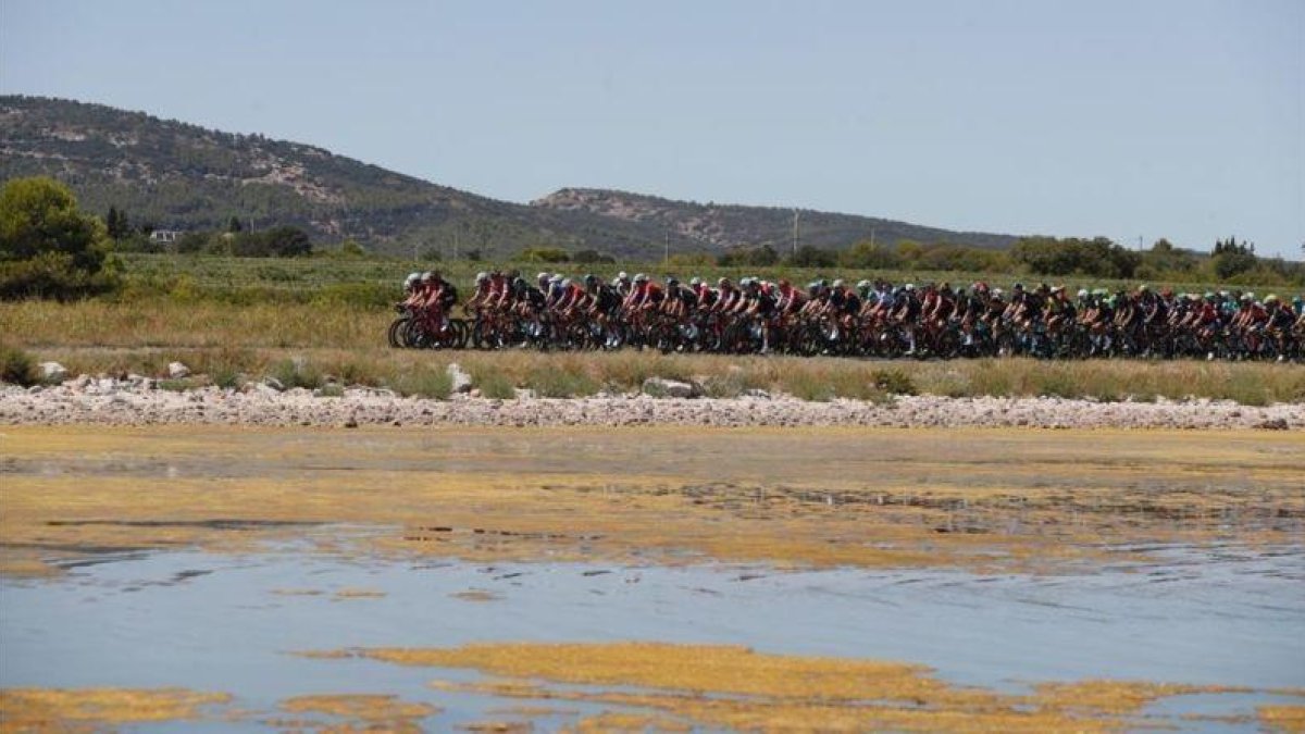 El pelotón de la Vuelta, azotado por el viento, durante la segunda etapa de la ronda francesa que discurrió totalmente por territorio francés.-EFE / JAVIER LIZÓN