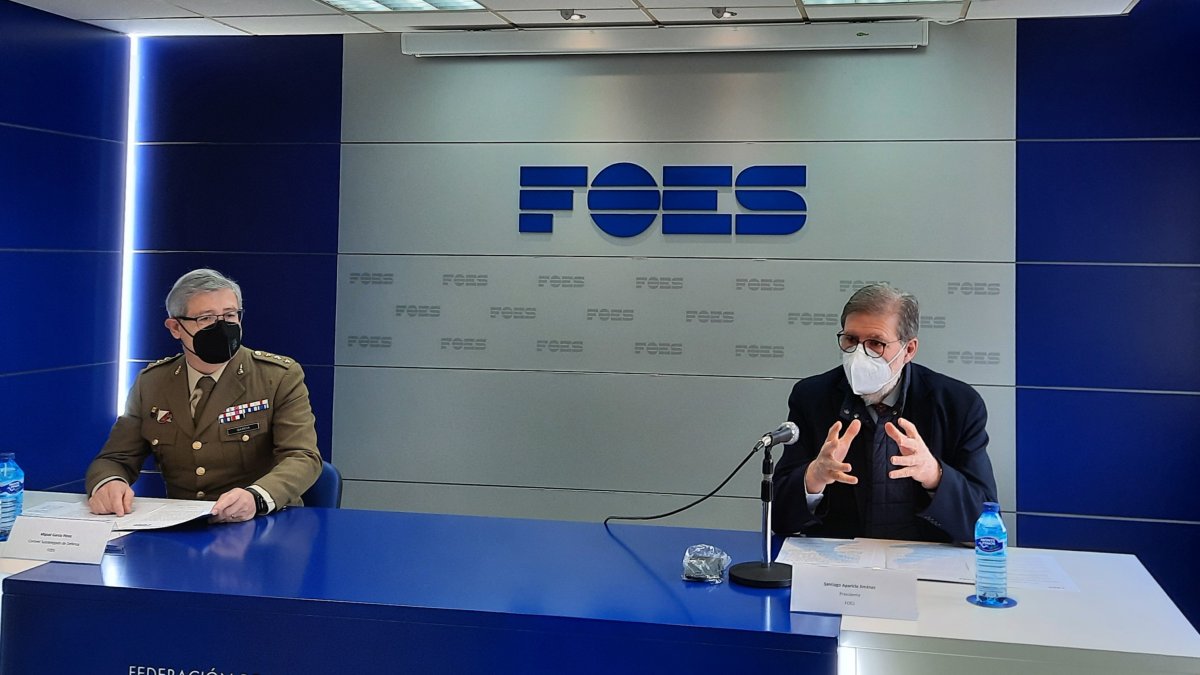 El presidente de FOES, Santiago Aparicio, y el Subdelegado de Defensa en Soria, el coronel Miguel García Pérez. HDS