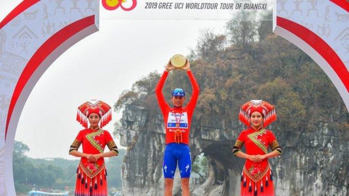 Enric Mas, en el podio de la ronda china.-TWITTER / ENRIC MAS