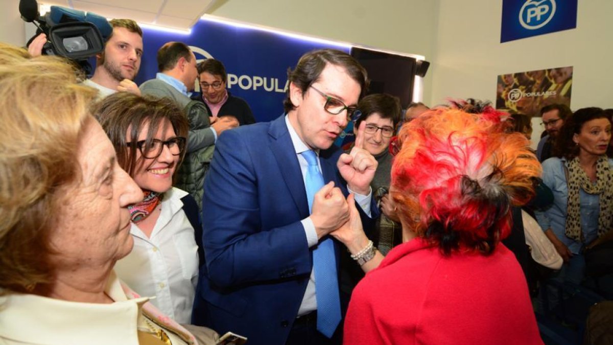Mañueco, escoltado por la presidenta del PP de Soria, Marimar Angulo, saluda a los militantes sorianos.-ÁLVARO MARTÍNEZ