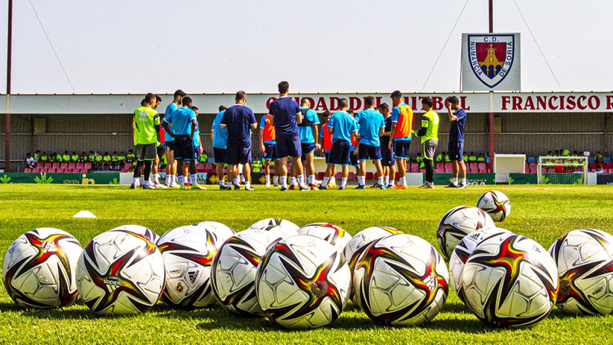 El Numancia juega frente al Alcoyano en Los Pajaritos. GONZALO MONTESEGURO
