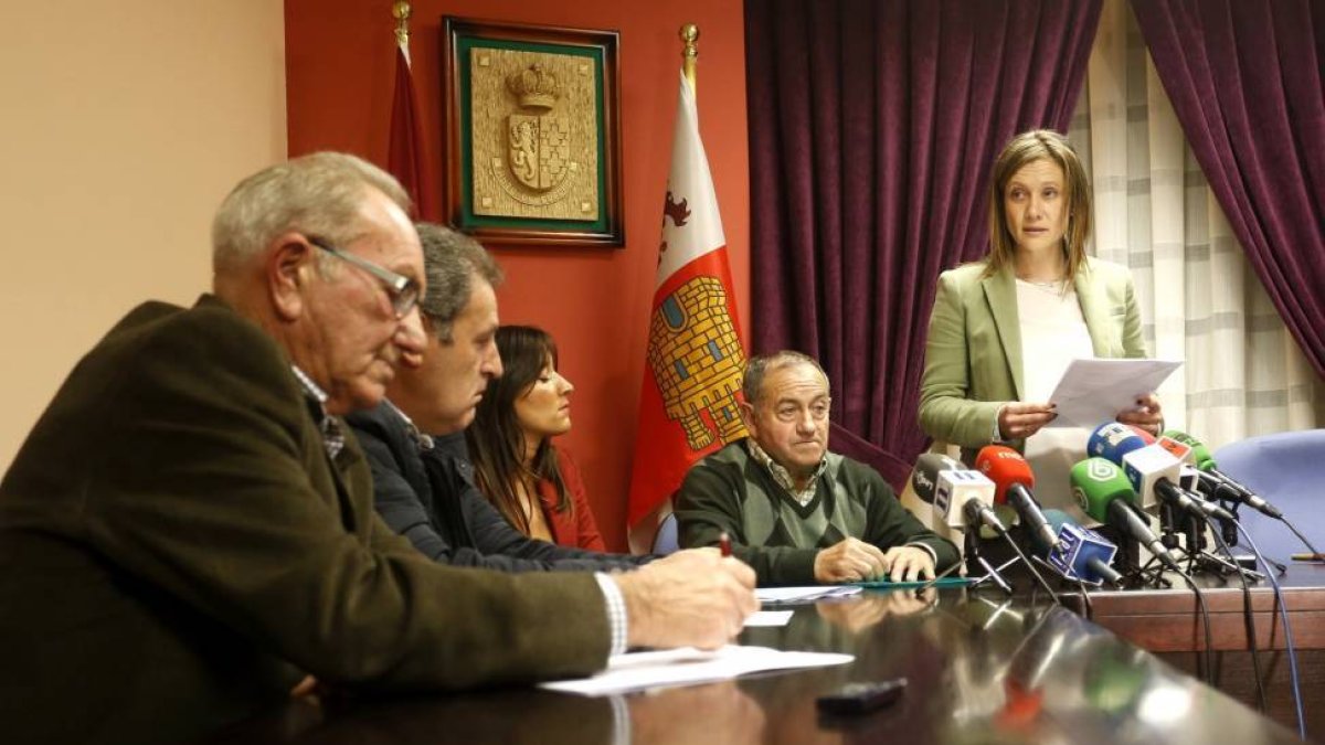 El Ayuntamiento de Cuadros (León) elige en sesión plenaria a Sonia García como nueva alcaldesa del municipio en sustitución de Marcos Martínez-Ical