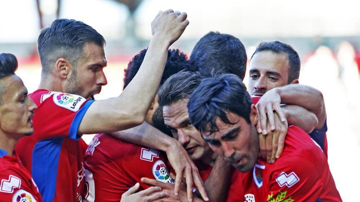 Los jugadores del Numan cia se abrazan para celebrar el momentáneo 1-0 de David Rodríguez.-Mario Tejedor