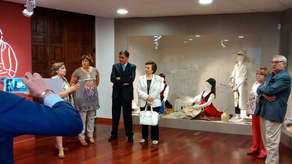 Pardo y Tajahuerce siguen las explicaciones en la inauguración. / SORIAMUSEUM-