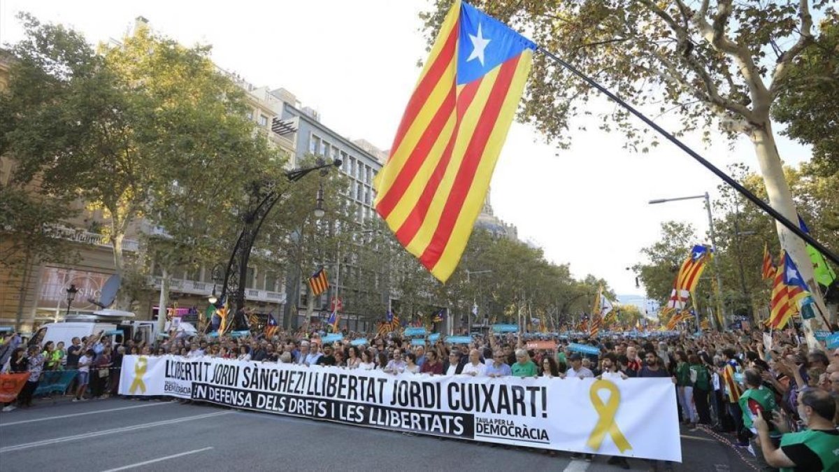Manifestación por la libertad de Jordi Sànchez, presidente de la ANC, y Jordi Cuixart en Paseo de Gracia en octubre.-/ FERRAN NADEU