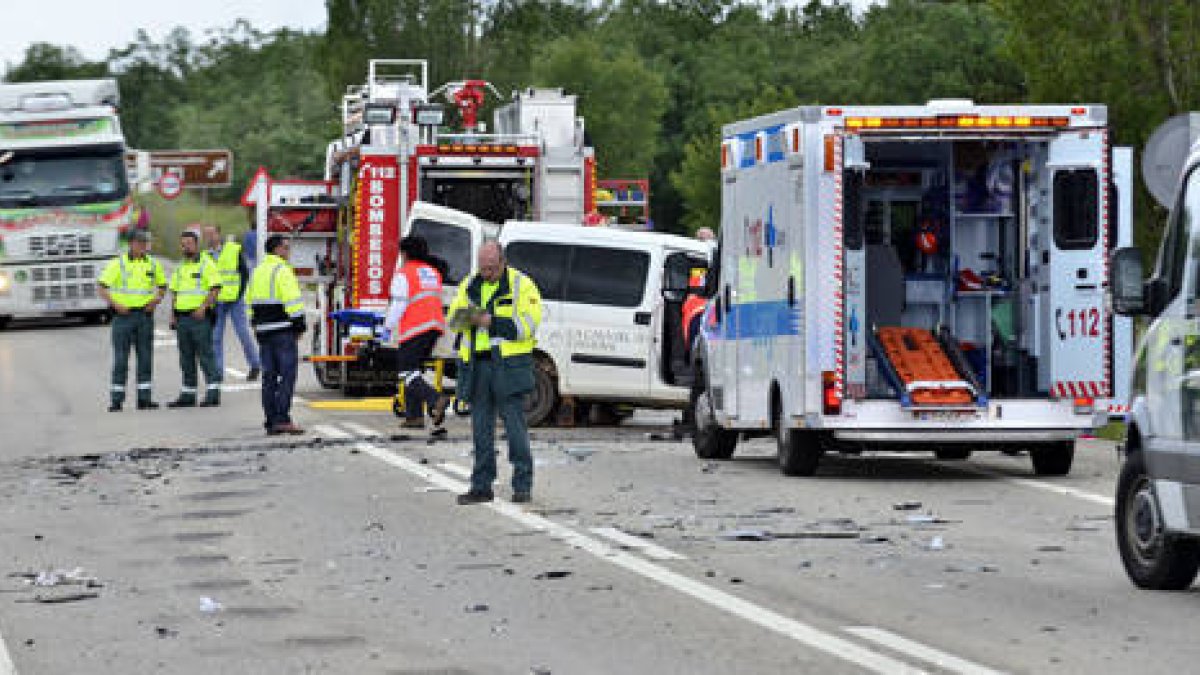 El accidente mortal de tráfico se produjo al producirse un choque frontal en la N-234 entre una furgoneta y un camión. / ÁLVARO MARTÍNEZ-