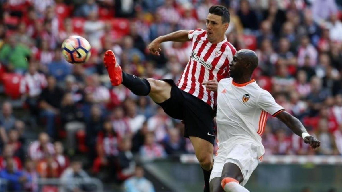 Aduriz remata acrobáticamente ante Mangala en la jugada del segundo gol.-EFE / LUIS TEJIDO