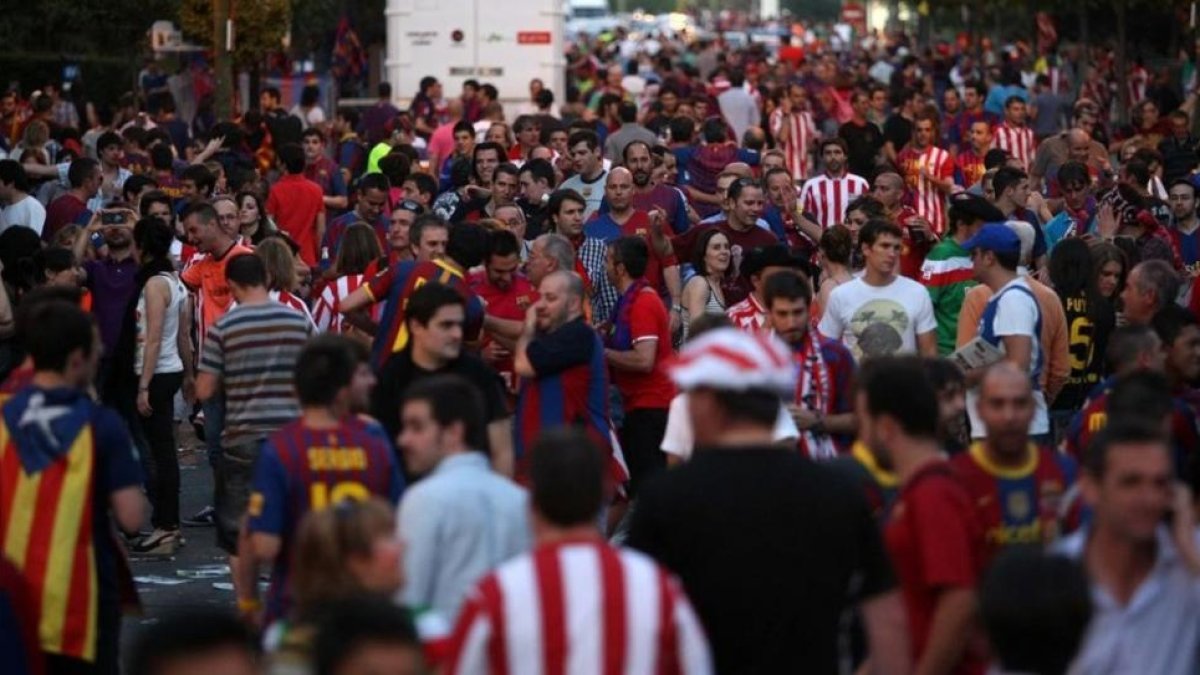 Aficionados del Barça y del Athletic, en la final de la Copa del 2012 que se disputó también en el Vicente Calderón.-