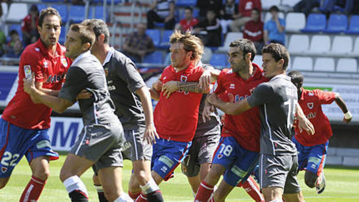 Maraña de jugadores de ambos equipos. / V. Guisande-