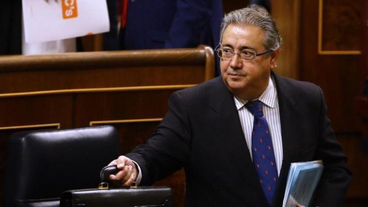 El ministro del Interior, Juan Ignacio Zoido, este miércoles en la sesión de control al Gobierno en el Congreso.-AGUSTÍN CATALÁN