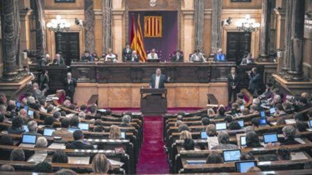 El vicepresidente y líder de ERC, Oriol Junqueras, en un pleno del Parlament.-CARLOS MONTAÑÉS