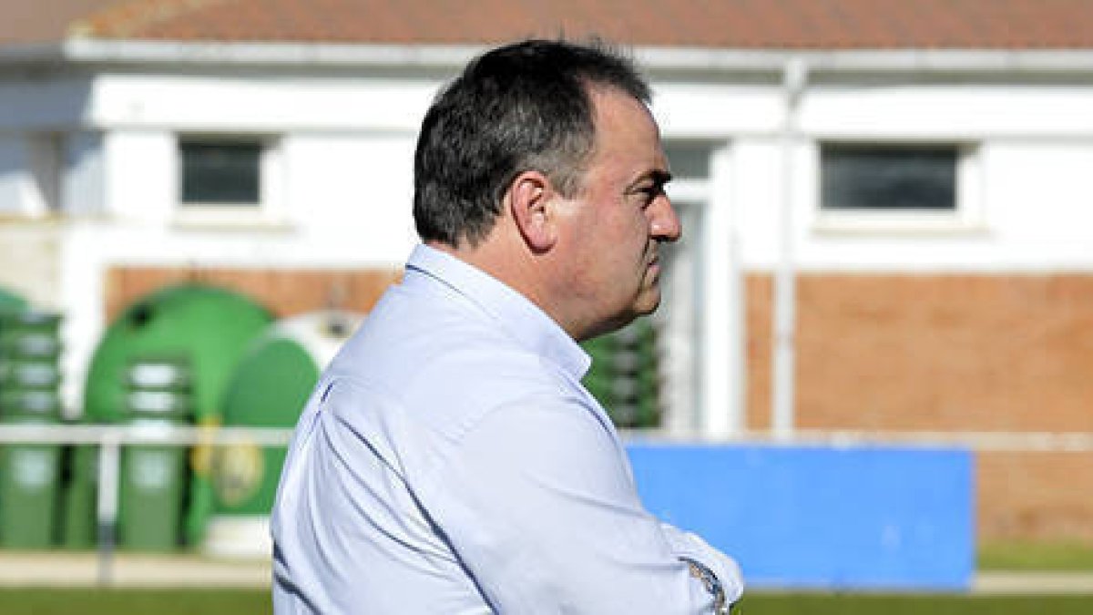 Luis de Miguel continuará en el banquillo de La Arboleda. / Diego Mayor-