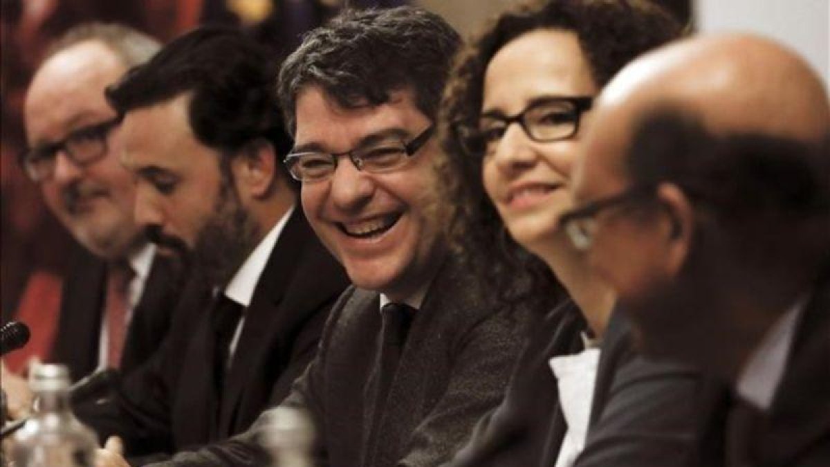 El ministro de Energía, Álvaro Nadal, durante su reunión con los grupos parlamentarios en el Congreso.-EFE/SERGIO BARRANECHEA