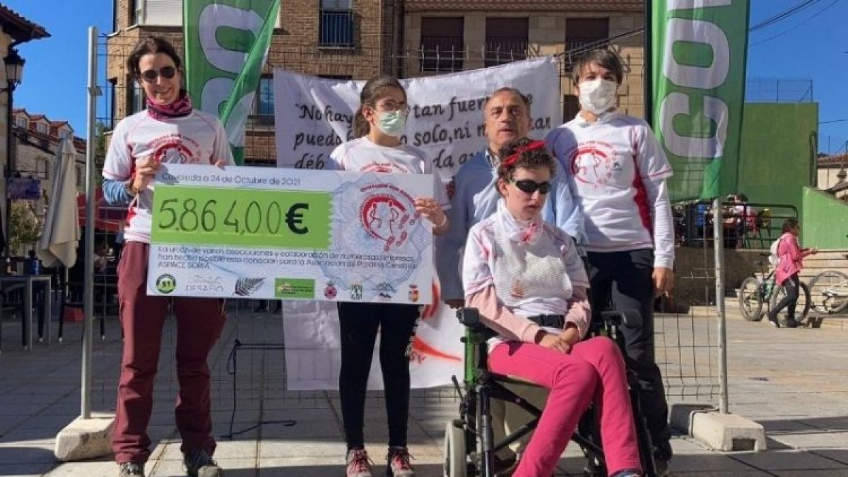 Entrega del cheque a la asociación.-R.F.