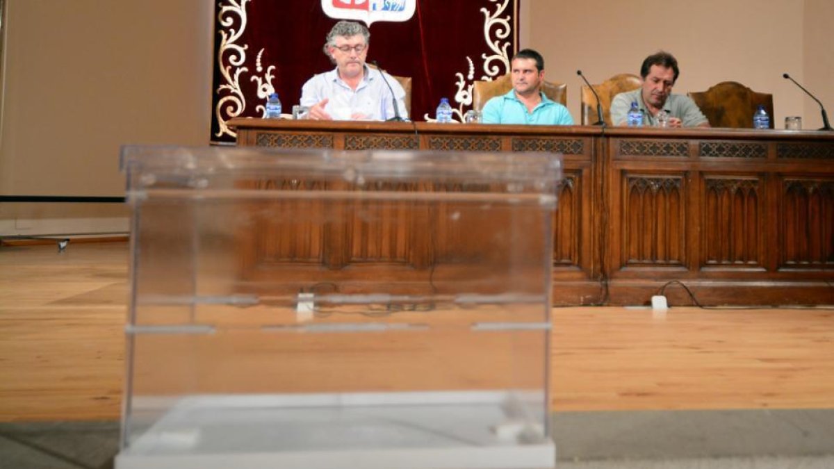 Un momento de la Junta General Extraordinaria de la Comunidad de Regantes del Canal de Campillo de Buitrago.-ÁLVARO MARTÍNEZ