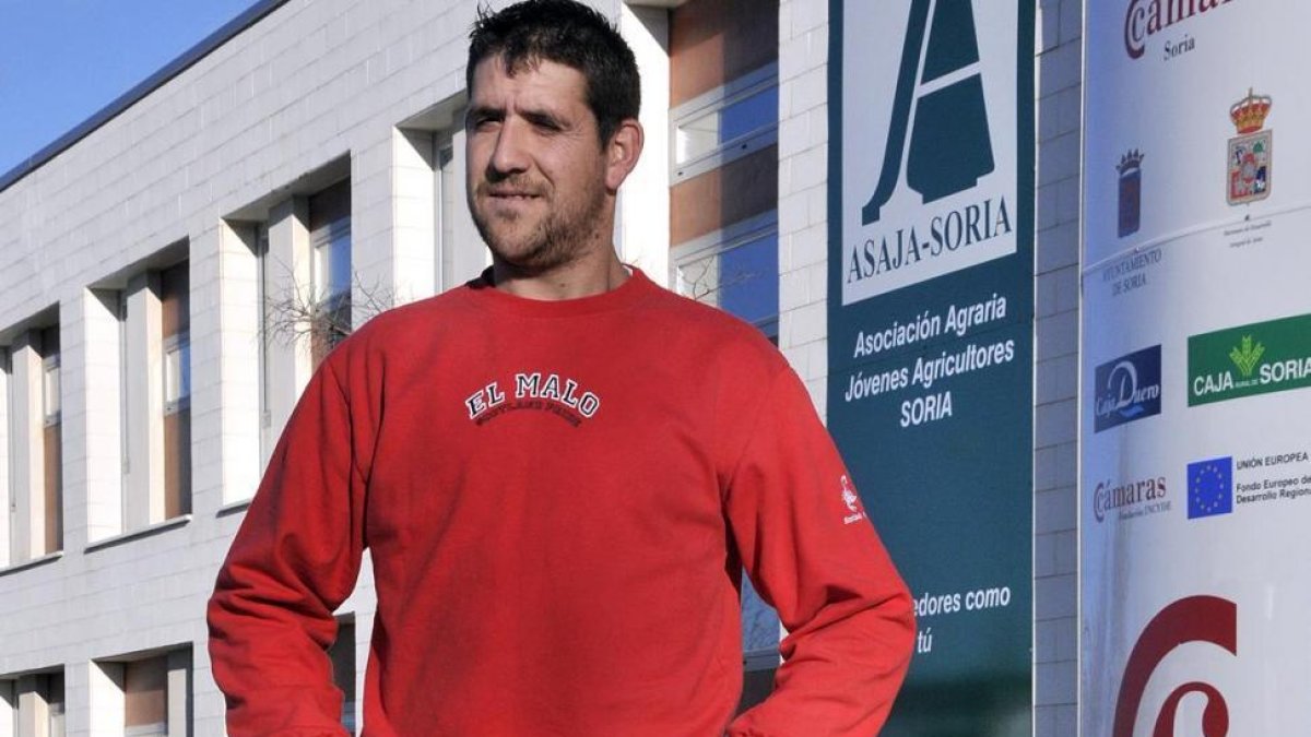 Javier Muñoz Casado, joven agricultor de Velamazán.-VALENTÍN GUISANDE
