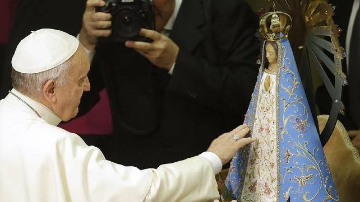 El Papa Francisco toca una estatua de la Virgen María durante una ceremonia en el Vaticano este jueves.-Foto: AP PHOTO / GREGORIO BORGIA