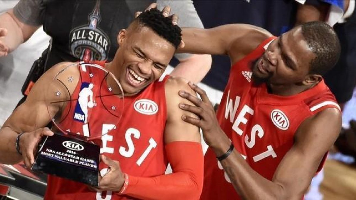 El MVP Westbrook, junto a Kevin Durant.-EFE / WARREN TODA