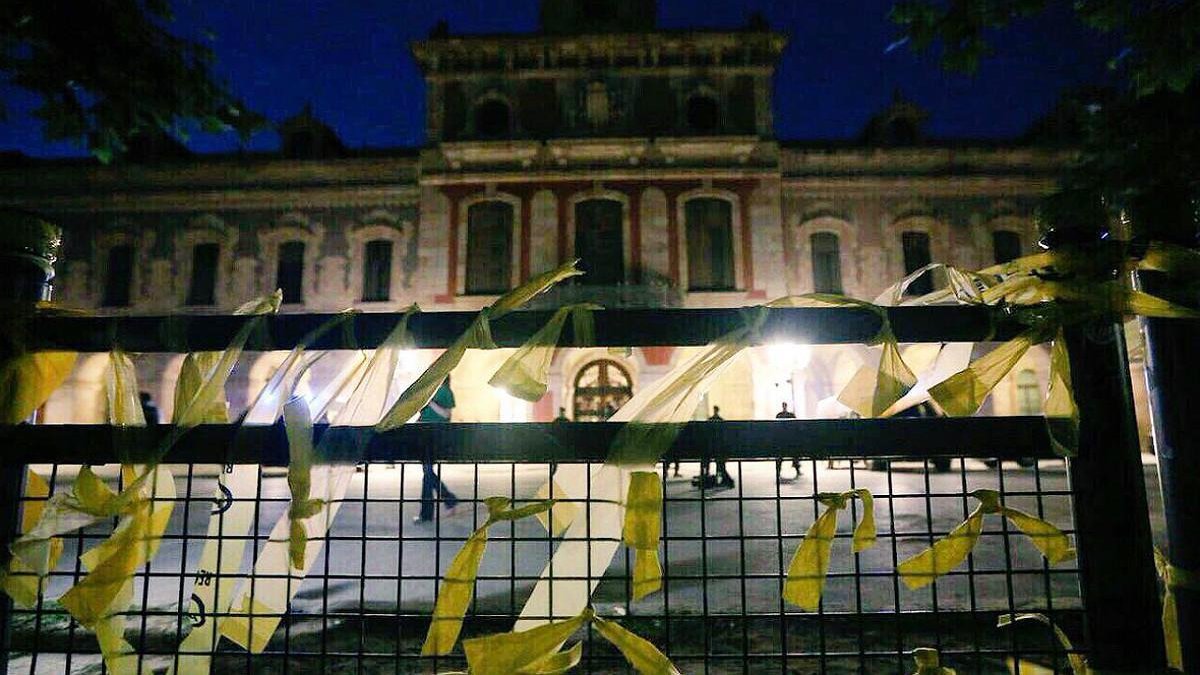 Lazos amarillos en torno al Parlament.-EL PERIÓDICO