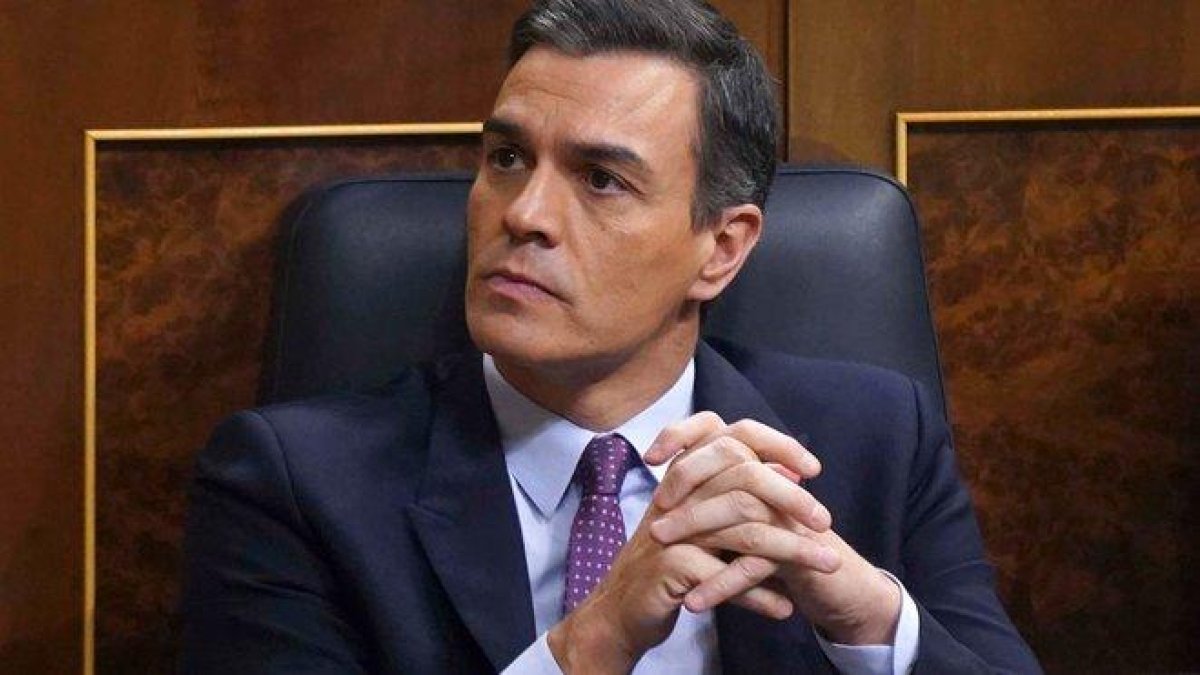 Pedro Sánchez, en su escaño del Congreso.-DAVID CASTRO